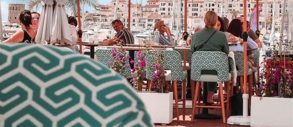 Terraza de Lalala Banús frente al puerto